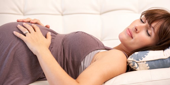 Ini Alasan Mengapa Wanita Hamil Sebaiknya Tidak Tidur dalam Posisi Terlentang