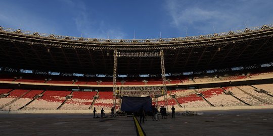 Meninjau Persiapan Panggung Konser Putih Jokowi-Ma'ruf Amin