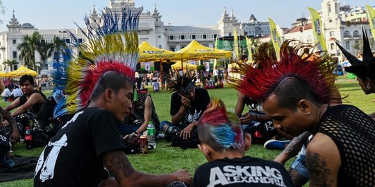Kawanan Anak Punk Berkumpul Sambut Festival Air Myanmar