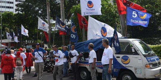 Panas Terik Tak Surutkan Massa Pendukung Jokowi Padati GBK