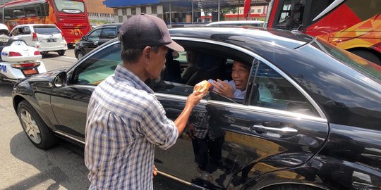 Terjebak Macet di Tol, Jokowi Sempatkan Salaman dengan Lelaki Paruh Baya