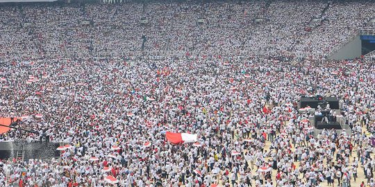 Massa Kampanye Akbar Jokowi-Ma'ruf di GBK Bertumbangan