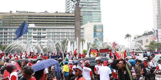 Siap Ramaikan GBK, Massa Pendukung 01 Penuhi Bundaran HI