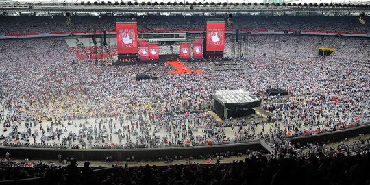 Tiba di SUGBK, Jokowi Sapa Massa Konser Putih Bersatu dengan Berbagai Bahasa