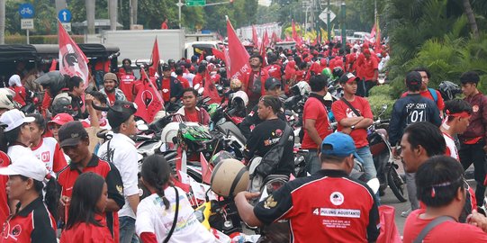 Petugas Amankan Seorang Relawan Panjat Tiang Sound System di GBK