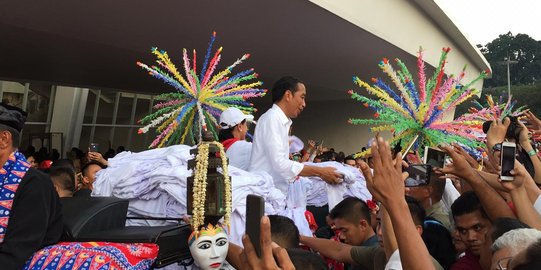 Jokowi-Ma'ruf Amin Naik Kereta Kencana dan Bagikan Kaus Usai Kampanye di GBK