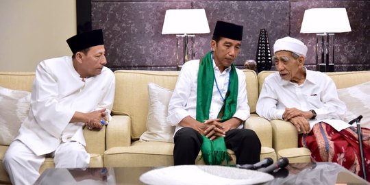 Tasbih Habib Luthfi dan Sorban Hijau Mbah Moen untuk Jokowi
