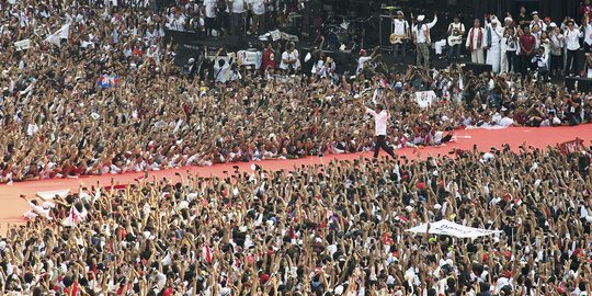 Aksi Jokowi Sapa Pendukung di GBK