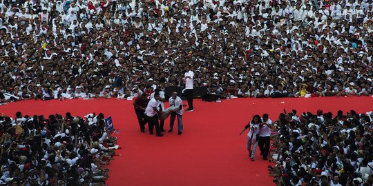 GBK Penuh Sesak, Sejumlah Pendukung Jokowi-Ma'ruf Jatuh Pingsan