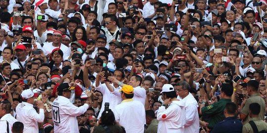 Gaya Jokowi Berswafoto Bareng Pendukung di Konser Putih Bersatu