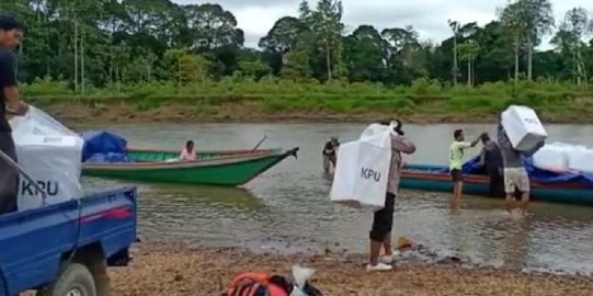 Pendistribusian Logistik Pemilu ke Wilayah Kapuas Hulu Memakan Waktu 2 Hari 1 Malam