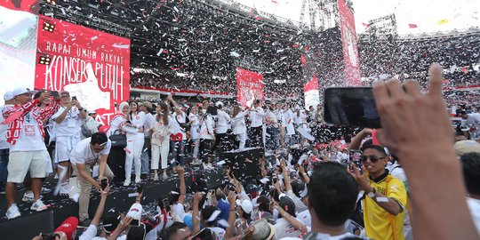 Kampanye Akbar Jokowi Berakhir, Sampah Berserakan di Sekitar GBK