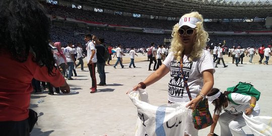 Konser Putih Selesai, Relawan Jokowi Bersihkan Sampah di GBK