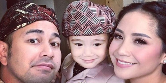 Nagita Slavina Gemas Lihat Rafathar Rekaman Sambil Makan 