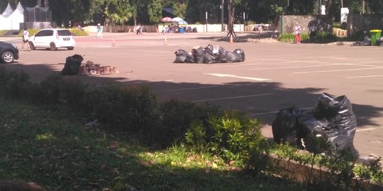 Sampah Sisa Kampanye Jokowi-Ma'ruf di GBK Menunggu Diangkut Petugas