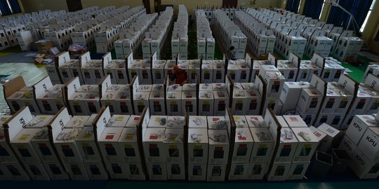 Semangat Kebhinekaan, Petugas TPS di Korsel Pakai Busana Tradisional Indonesia