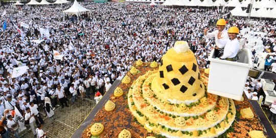Ada Pemecahan Rekor MURI Tumpeng Stupa di HUT BUMN di Semarang
