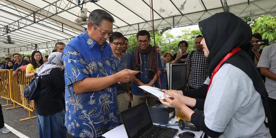 SBY Didampingi Rocky Gerung Nyoblos di KBRI Singapura