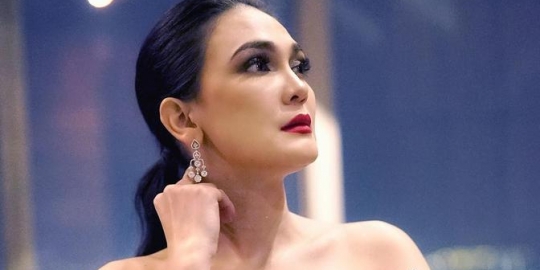 Intip Gaya Luna Maya Saat Nonton Coachella 2019