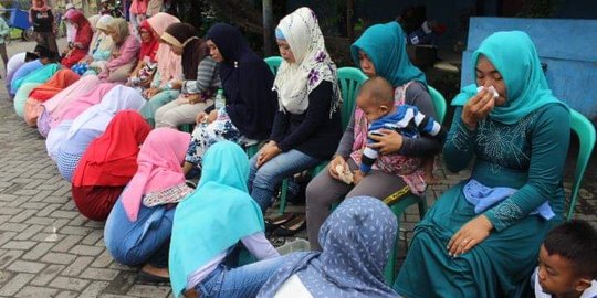 Puluhan Siswa SD di Eks Lokalisasi Kremil Basuh Kaki Orang Tua Jelang Ujian Nasional