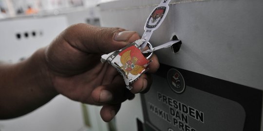 Panitia Pemilihan Kecamatan Segel Kotak Suara Sebelum Didistribusikan