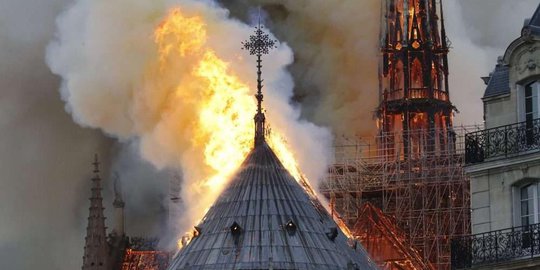 Menara Katedral Notre Dame de Paris Terbakar
