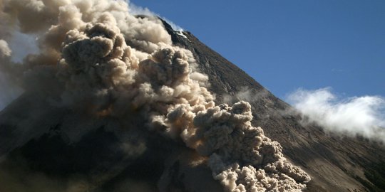 Selain Awas Panas Guguran, Gunung Merapi Keluarkan Lava Pijar ke Kali Gendol