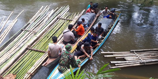 Perjuangan Polisi di Inhu Distribusikan Kotak Suara Pakai Perahu Tradisional‎
