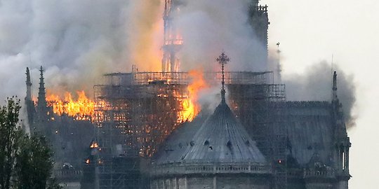 YouTube Kaitkan Kebakaran Katedral Notre Dame dengan Serangan 11 September