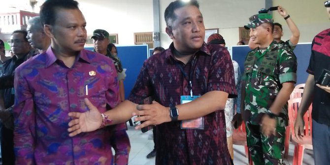 Petugas TPS di Seluruh Bali Memakai Pakaian Adat Saat Pencoblosan