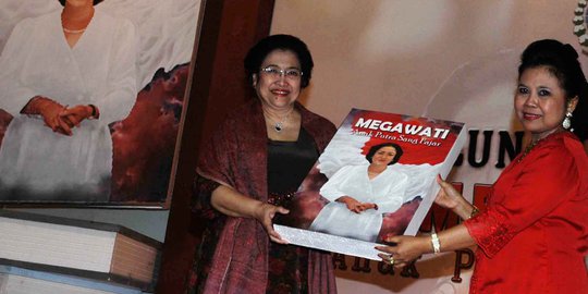 Megawati Mencoblos di Kebagusan Bersama Keluarga