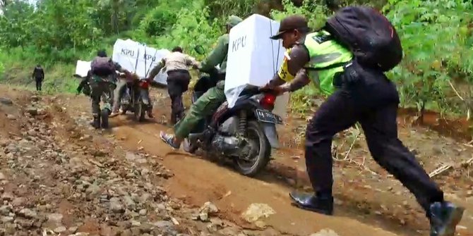 Perjuangan Petugas Antar Logistik Pemilu Tempuh Medan Ekstrem di Kebumen