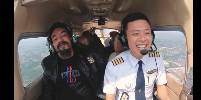 Pilot Ganteng ini Berhasil Buat Limbad Buka Suara