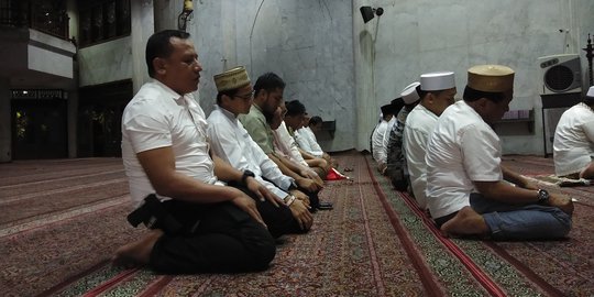 Sebelum Pencoblosan, Sandiaga Salat Tahajud di Masjid At-Taqwa