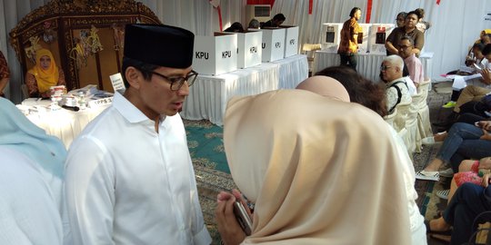 Bersama Istri, Sandiaga Tiba di TPS 002 Kebayoran Baru