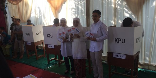 Kompak Pakai Baju Putih, Khofifah dan 4 Anaknya Nyoblos di TPS 38 Surabaya