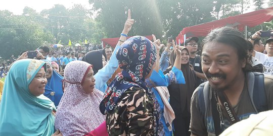 Emak-Emak Riuh Saat Prabowo Tinggalkan di TPS 041 Bojong Koneng