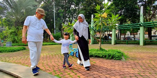 Berangkat Ke Koja, Ma'ruf Amin dan Istri Kompak Serba Putih