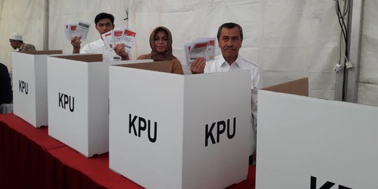 Bersama Anak & Istri, Gubernur Riau dan Istri Jalan Kaki ke TPS