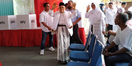 Salam Jempol Ma'ruf Amin dan Istri Usai Mencoblos di Pilpres 2019