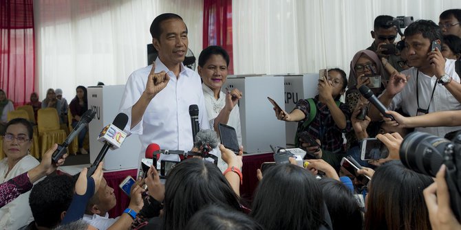 Senyum Jokowi Pamer Kelingking Bertinta Usai Nyoblos