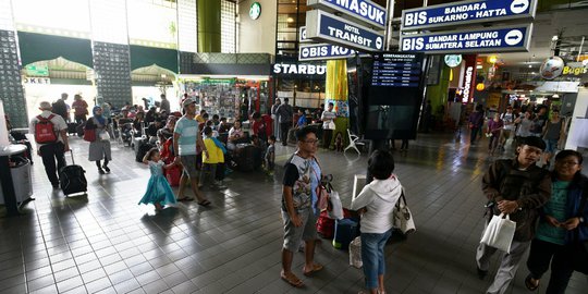 Stasiun Gambir Padat Penumpang Jelang Libur Panjang