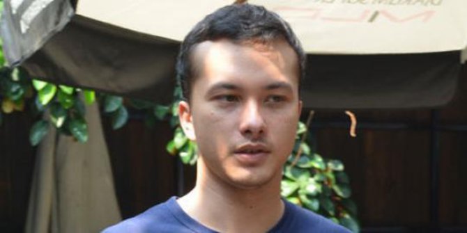 Posting Foto Selfie Usai Coblos Aktor Nicholas Saputra Bikin Salfok Warganet