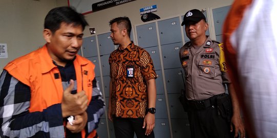 Bowo Sidik Acungkan Jempol Usai Mencoblos di Rutan KPK