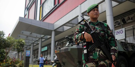 Prajurit TNI Jaga Pusat Perbelanjaan di Glodok