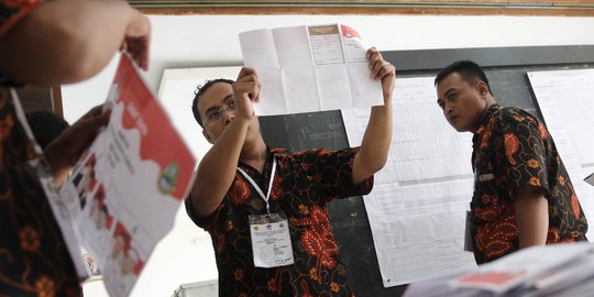 Kertas Suara DPR Banyak Tertukar di TPS Kota Tangerang