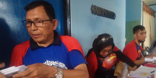 Petugas Berkostum Superman Bikin TPS di Depok Meriah