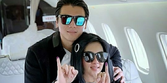 Gaya Para Artis Indonesia Pamer Jari Ungu Usai Nyoblos