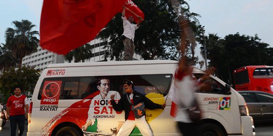 Unggul Hitung Cepat, Pendukung Jokowi-Ma'ruf Amin Keliling Bundaran HI