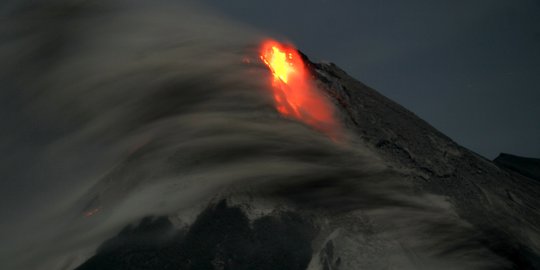 Gunung Merapi Luncurkan Tiga Kali Guguran Lava Pijar